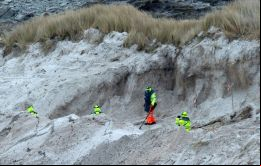 Expertos de Zimbabue trabajando en el desminado de unos 122 campos plantados con explosivos. 