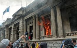 “Fuera, fuera”, gritaban los ciudadanos que colmaban el paseo sin que en las primeras tres horas de la concentración, se reportaran disturbios