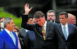 En un video difundido en redes sociales y publicado por el diario Folha, se ve cómo Bolsonaro pasea por las calles de Macapá mientras personas le dirigen insultos