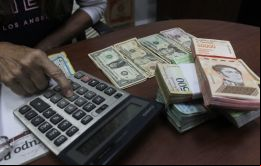 Las transacciones en dólares en efectivo han aumentado en Venezuela bajo la hiperinflación que lleva tres años