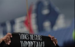 “Este proyecto de ley demuestra que el Senado está de lado de la sociedad, que no está de acuerdo con el racismo, ni la discriminación,”dijo el senador Paulo Paim.