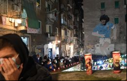 Con devoción los hinchas empapelaron las angostas calles de la zona con velas, estampitas y cartas de agradecimiento para el ciudadano honorario napolitano