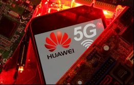 Eduardo Bolsonaro se refirió el lunes en un tuit a la tecnología de Huawei como “espionaje chino” antes de eliminar la publicación