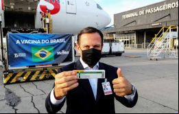 El gobernador de San Pablo, Joao Doria, divulgó la llegada de un avión proveniente de Beijing con los insumos de la vacuna Coronavac