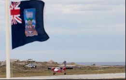 Después de un largo viaje, el nuevo avión de FIGAS aterrizó en el aeropuerto de Stanley. Foto: Chris Locke