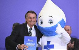 Bolsonaro, en un acto con decenas de personas sin máscara en el Palacio del Planalto, dijo que la vacuna no será obligatoria pero sí gratuita para la población.