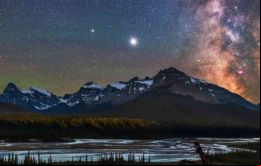 A las 18:22 GMT los dos gigantes aparecieron en el mismo campo de visión de un instrumento de observación, dando la impresión de rozarse. Foto: BBC