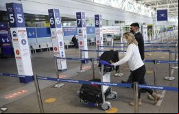 Argentinos y residentes podrán ingresar por Ezeiza, San Fernando, por la terminal portuaria de Buquebus y por los pasos terrestres habilitados por la Dirección Nacional de Migraciones