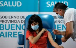 ”El 44,2% de los ESAVI (eventos adversos) reportados corresponden a personas con fiebre, cefalea y/o mialgias iniciadas 6 a 8 horas después de la vacunación”.