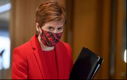 Decidimos ”durante todo el mes de enero, un requisito legal de permanecer en casa, excepto para fines esenciales (...) similar al confinamiento del pasado marzo”, dijo Sturgeon