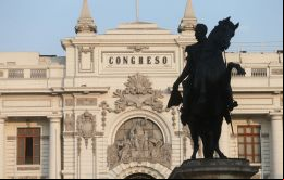 Los congresistas que promueven la ley señalan que la medida protegerá a los ciudadanos de la “usura” de los servicios financieros.