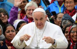 Con este decreto, Francisco quiso hacer oficial e institucional esta presencia femenina en el altar, aseguró el Vaticano en una nota adjunta al Motu Proprio.
