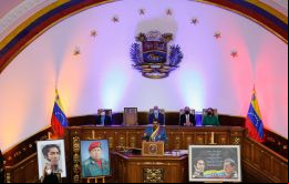 La Asamblea Nacional a la que asistió Maduro, compuesta en un 92% por diputados del oficialista Partido Socialista Unido de Venezuela, no es reconocida por decenas de países