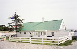 Gilbert House, sede de la Asamblea Legislativa electa de las Falklands, y de hecho el gobierno autónomo de las Islas  