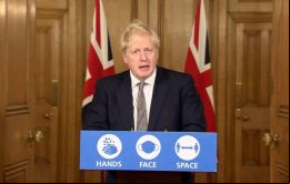 Johnson dijo a los parlamentarios que visitantes o residentes serán recogidos directamente del aeropuerto y trasladados a los hoteles dispuestos por el gobierno