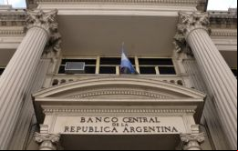 Se proyecta que dólar mayorista llegue a fin de año con un valor de $125 por unidad, lo cual implicaría una devaluación anual del peso del 51,3%