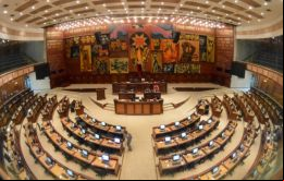 El correísmo de Arauz obtendría 48 de 137 bancas, mientras que el PK, 27. La tercera fuerza será Izquierda Democrática (ID), con 18 escaños