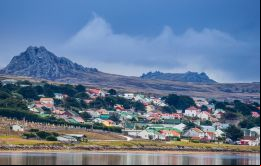 La falta de mano de obra especializada está obligando a traer personal de fuera de las Islas para cumplir con ambiciosos programas de viviendas y obras públicas