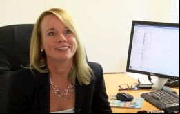  Lisa Watson, Editora del principal semanario de las Falklands, Penguin News  (Foto YouTube)
