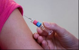 La campaña oficial estipula como grupos prioritarios para la inoculación al personal crítico de salud 