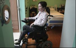 La mujer, psicóloga y activista por la muerte digna, sufre desde hace más de 30 años de polimiositis, una enfermedad inflamatoria incurable paralizante que causa debilidad muscular 