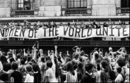 La primera iniciativa en favor del día consagrado a las mujeres se remonta a 1909 de la mano del Partido Socialista estadounidense.
