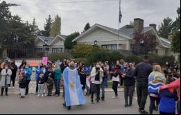 La manifestación pública estaba prevista desde hace varios días y fue convocada por la agrupación Padres Organizados Santa Cruz