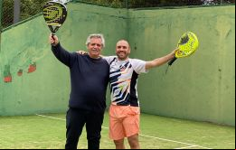 “Estoy bien físicamente”, dijo Fernández el mismo día que cumplió 62 años. En la foto publicada por su Ministro de Economia Martín Guzmán se les ve jugando al pádel.