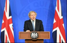 Aún quedan cuestiones prácticas y médicas por resolver antes de aprobar el uso del certificado covid-19, dijo Johnson.
