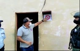 Si se retira el cartel, le vamos a hacer un vídeo y le vamos a suspender la bolsa de comida y el gas, dijo el alcalde.