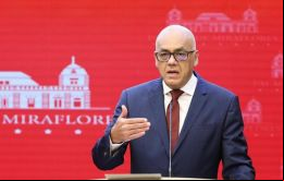 “Podríamos vacunar a 5 millones de venezolanos con ese dinero que se está robando”, dijo Rodríguez.