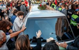 Multitudes se reunieron frente al cementerio de Junín para una despedida más cercana a pesar del distanciamiento social requerido por la pandemia 