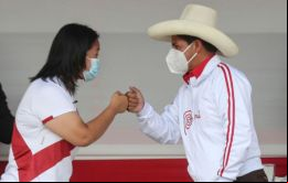 Ambos candidatos vistieron atuendos nacionalistas.