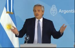Fernández anunció su decisión en un mensaje por radio y TV.