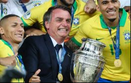 “Nadie tiene problemas con todos esos partidos que ya se juegan, ¿por qué quieren condenar la realización de la Copa América?, preguntó Bolsonaro.