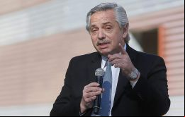 Fernández quiso animar a la gente a vacunarse, pero cometió un lapsus linguae