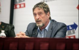 McAfee había dicho que era víctima de persecución política por haber denunciado la corrupción.