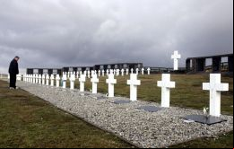 El memorial a los argentinos sepultados en las Falklands y que fuera financiado por el empresario Eduardo Eurnekian  