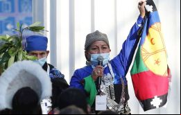 Loncón participó en el diseño de la bandera Wenufoye del pueblo mapuche, en 1992