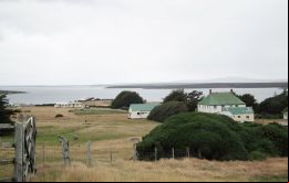 Existe la posibilidad que hasta unos veinte cuerpos de argentinos fueran enterrados en la bahía de Teal Inlet, donde funcionaba un hospital de campaña