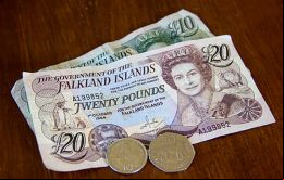 Traigan todas las monedas posibles, la escasez de acero a nivel mundial ha limitado el pedido de nuevas emisiones, alega el banco y gobierno de las Islas 
