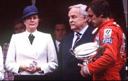 Reutemann recibió el trofeo de manos del Príncipe Rainiero y Grace Kelly tras ganar el Gran Premio de Mónaco en 1980