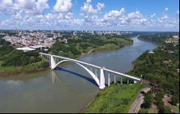 El Puente Internacional de la Amistad sobre el río Paraná se construyó a fines de la década de 1950 y principios de la de 1960.