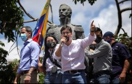 Guevara mostró en una transmisión en vivo a través de su cuenta de Instagram cuando agentes del régimen de Maduro se le acercaron en una carretera de Caracas