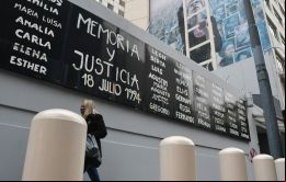 “Los familiares de las 85 víctimas se mantienen firmes en su reclamo de verdad y justicia”, escribió Fernández.