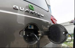 Montenegro explicó que Bolivia tiene la intención de que los vehículos agrícolas también sean eléctricos.