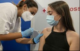  El Ministerio de Salud recomienda un intervalo de 90 días entre las inyecciones de Pfizer, contra la indicación del fabricante de 21 días.