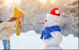 Los niños salieron a las calles para construir muñecos de nieve por primera y probablemente la última vez de sus vidas.