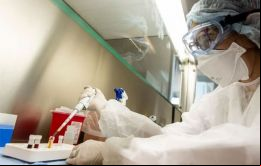 El viajero infectado había llegado de Lima, Perú, el 19 de julio con una prueba de PCR negativa.