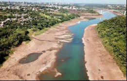La gente puede cruzar a pie la frontera del río Paraná.